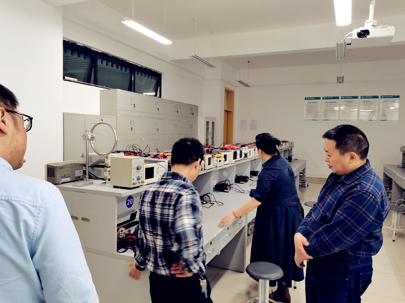 自信学院开展实验室安全检查2_副本.jpg