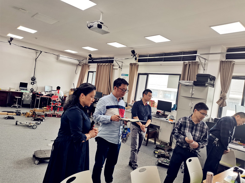 自信学院开展实验室安全检查1_副本.jpg