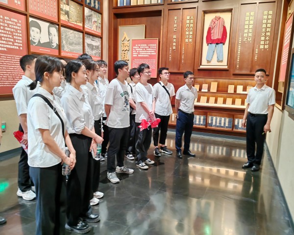 缅怀革命先烈·永传红色基因2_副本.jpg