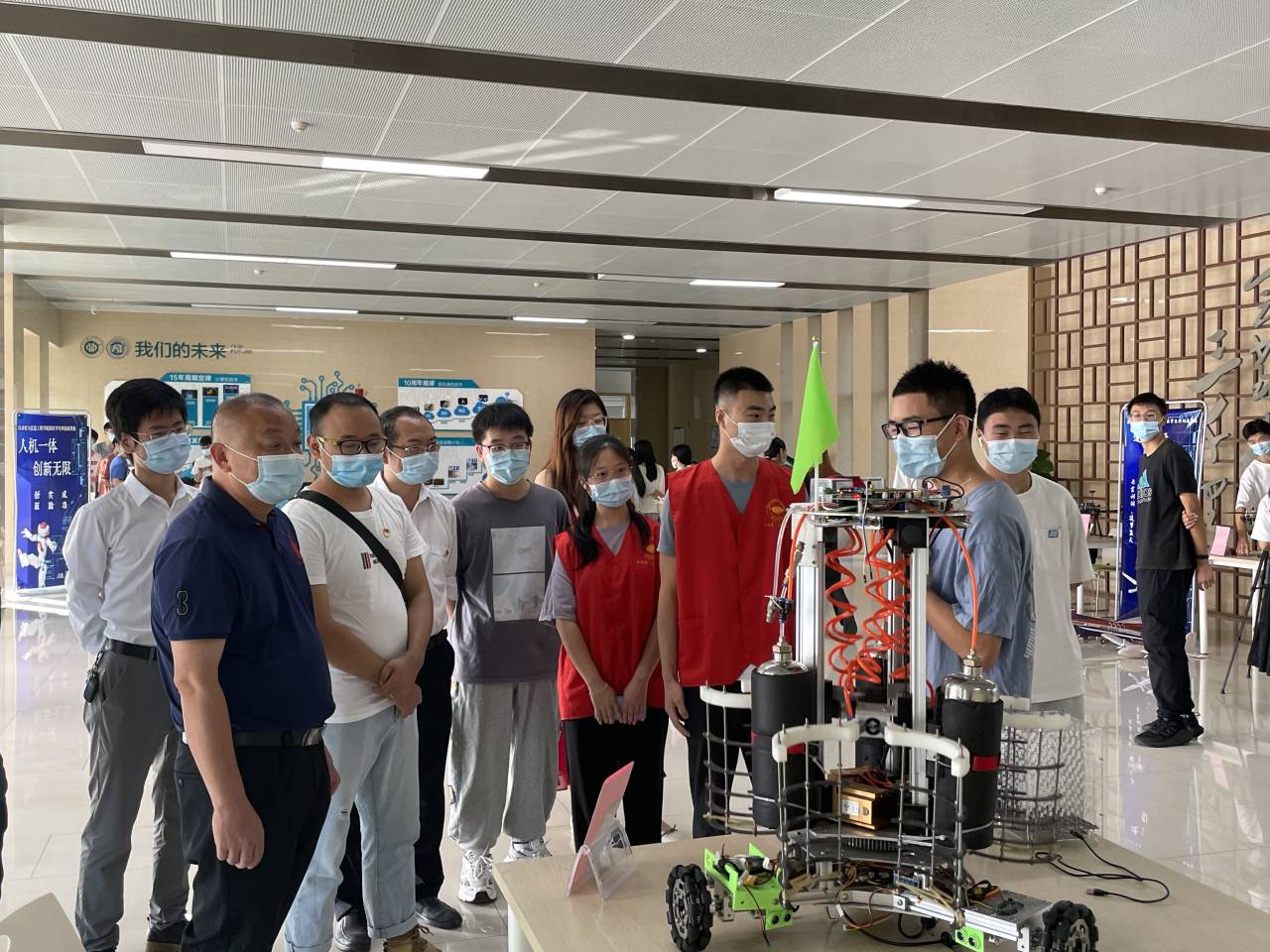 自动化与信息工程学院隆重举办国庆学生科创成果展.jpg