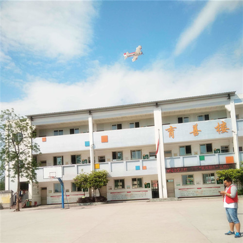 我校航模队受邀赴贡井区荣边小学演出 1_副本.jpg