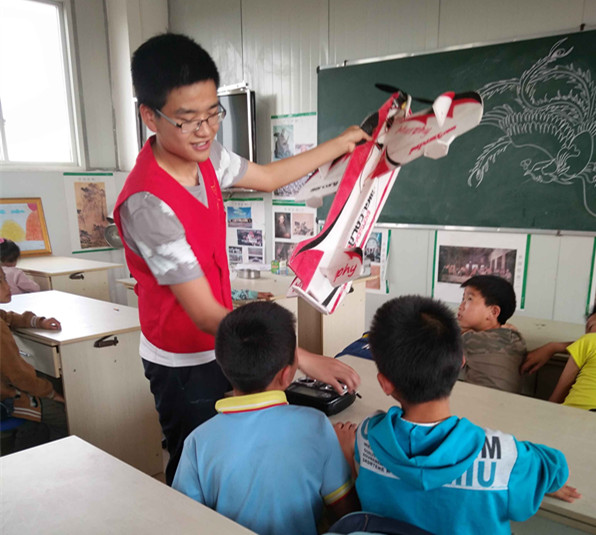 我校航模队受邀赴贡井区荣边小学演出 2_副本.jpg