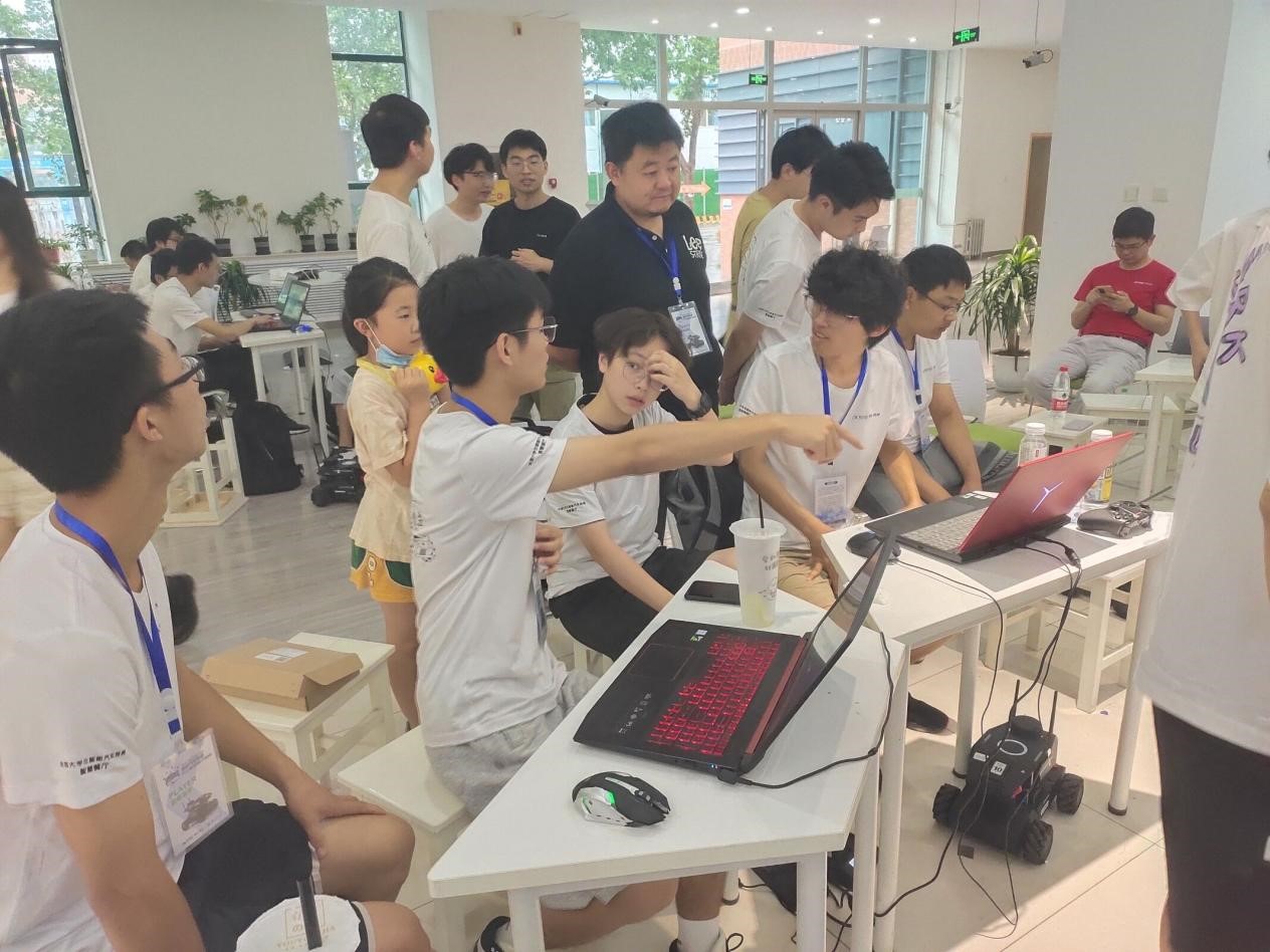 图2队员们在现场调试.jpg