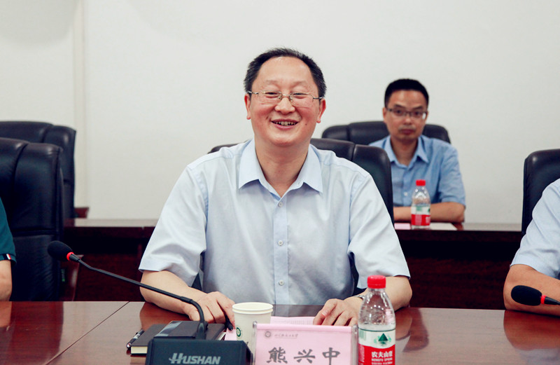 自信学院熊兴中院长主持签约_副本.jpg