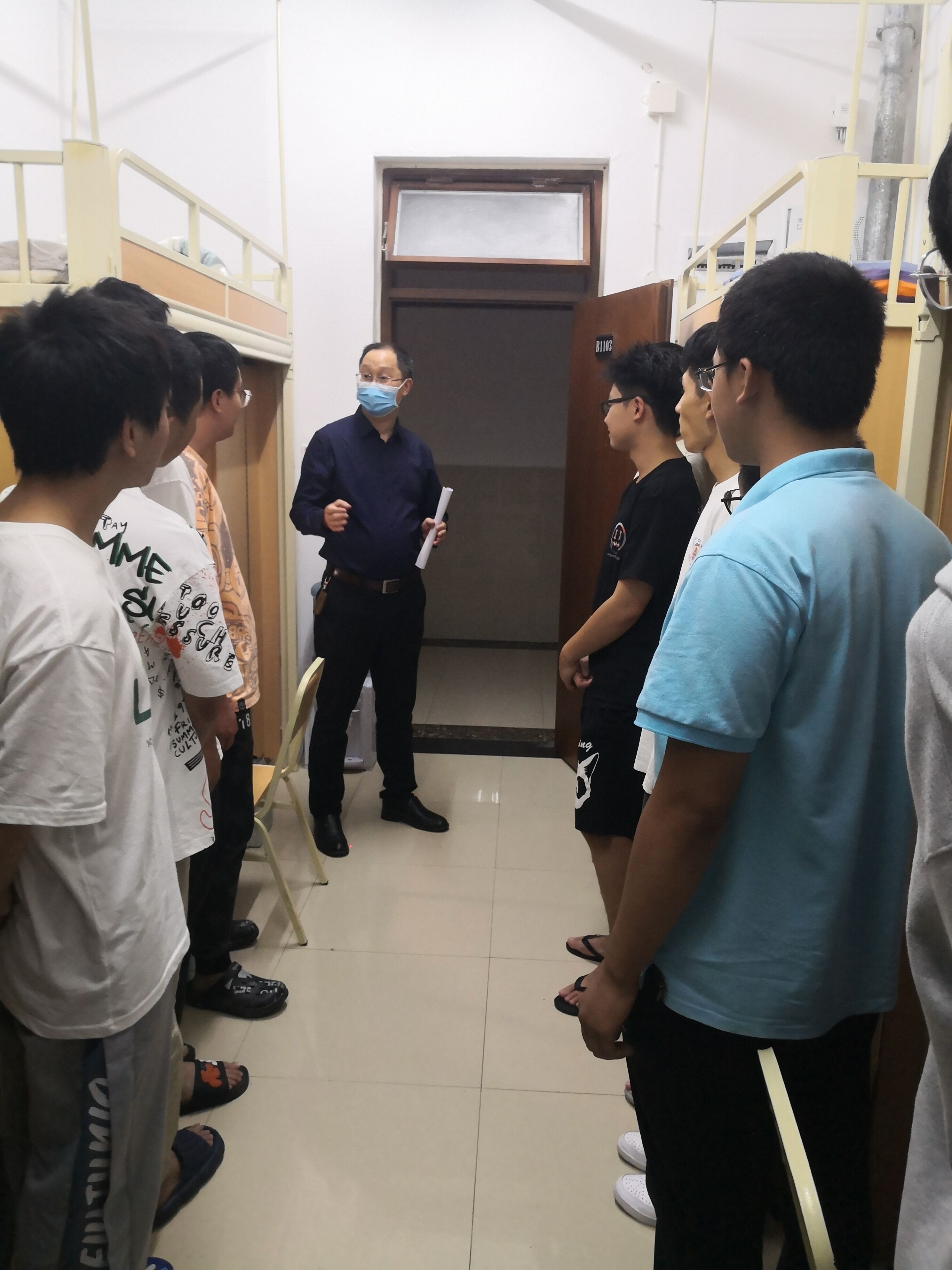 自动化与信息工程学院院长熊兴中带队走访学生寝室.jpg